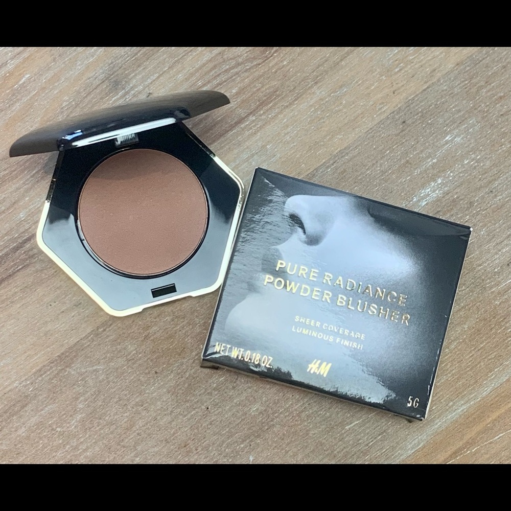Pure Radiance powder blusher, sheer coverage